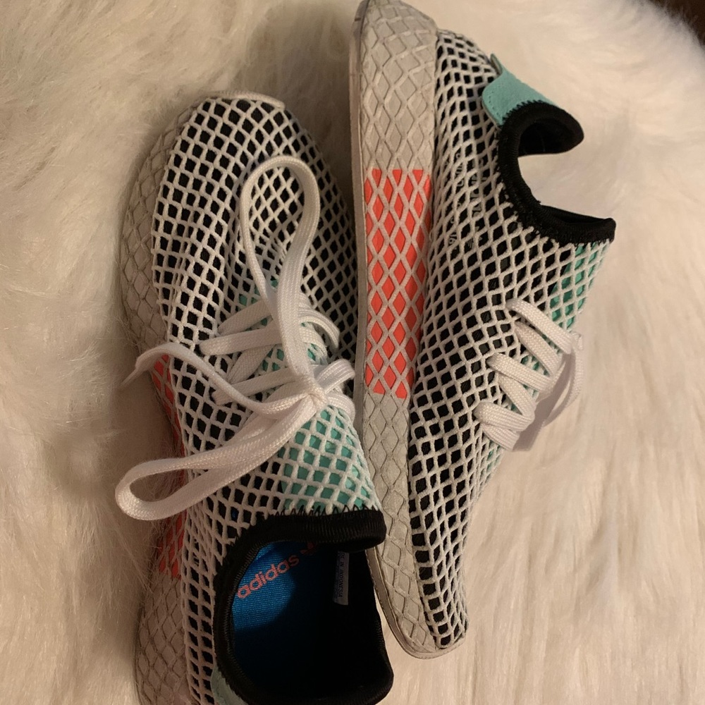Adidas Deerupt Runner - fits women’s 6.5